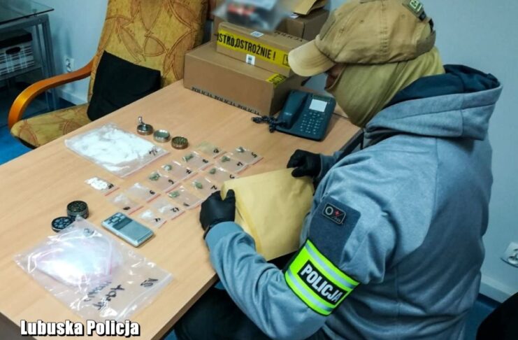 Poszukiwany listem gończym za przestępstwa narkotykowe zatrzymany z… narkotykami w kieszeni