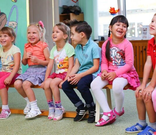 Dzieci będą mogły wrócić do żłobków i przedszkoli. Miasta otwierają placówki Dzieci w przedszkolu
