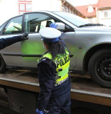 Złodzieje złapani na gorącym uczynku. Na „robotę” przyjechali kradzionym Volvo