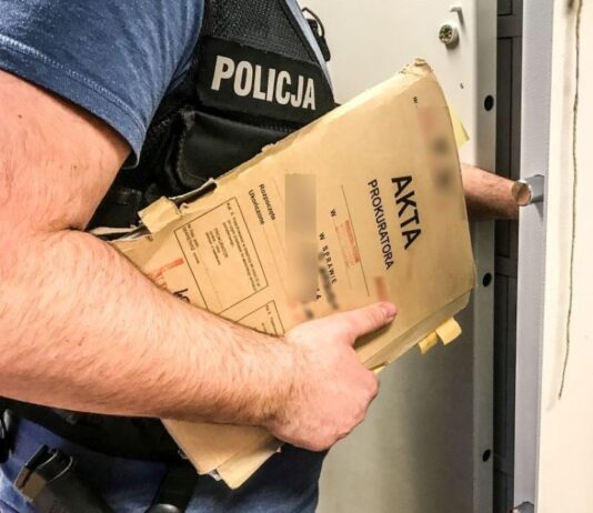 Akt oskarżenia przeciwko złodziejowi, który ukradł dziecku specjalistyczny aparat słuchowy Akta prokuratora