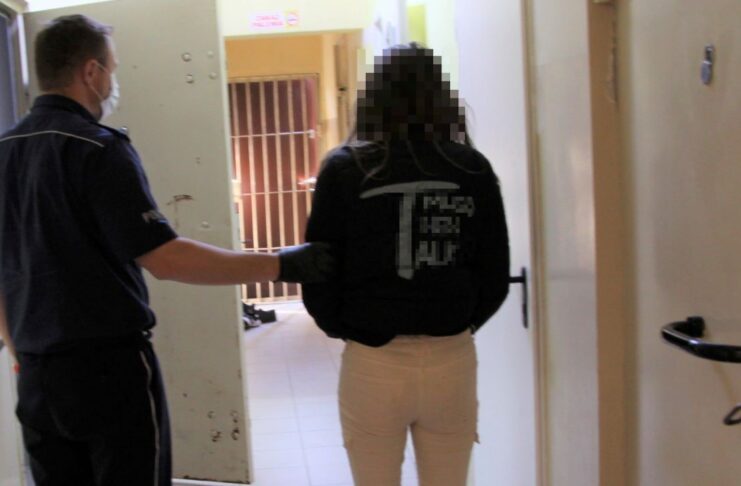 Pościg za kobietą, która nie zatrzymała się do kontroli bo zażyła narkotyki i posiadała zakaz prowadzenia pojazdów