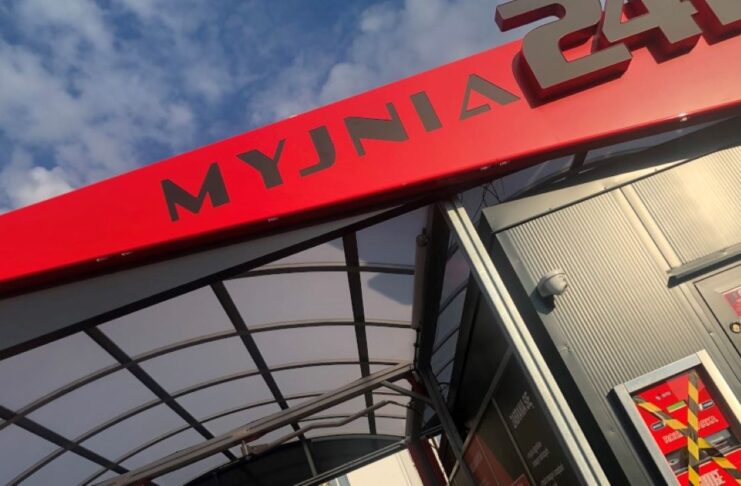 Włamali się do myjni a za skradzione pieniądze kupili alkohol. Grozi im 10 lat więzienia