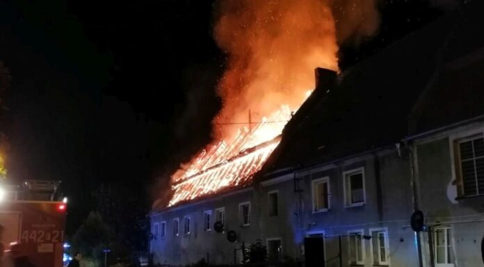 Pożar w Bożnowie. To oni jako pierwsi dotarli na miejsce i pomogli w ewakuacji mieszkańców
