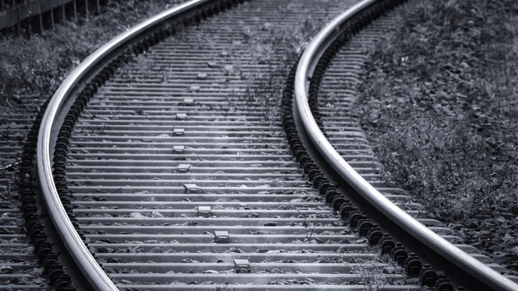 Tragiczny wypadek na torach w Żarach. Nie żyje kobieta, która wbiegła pod pociąg