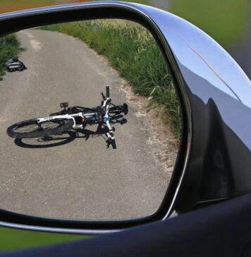 Zderzenie rowerzystów na ścieżce. Dwie osoby trafiły do szpitala