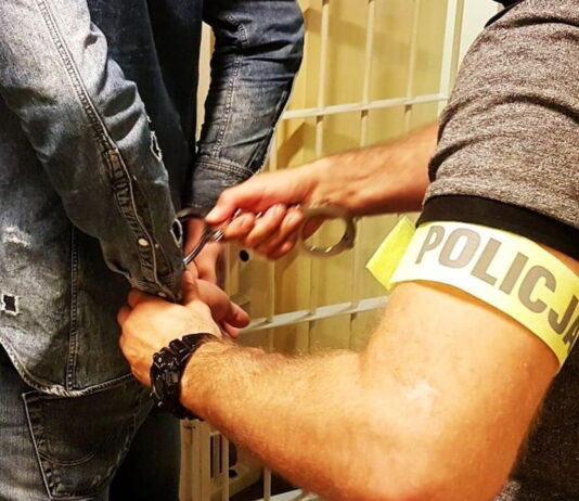 Idioci. Skakali po samochodach w centrum miasta. Straty pokryją z własnej kieszeni