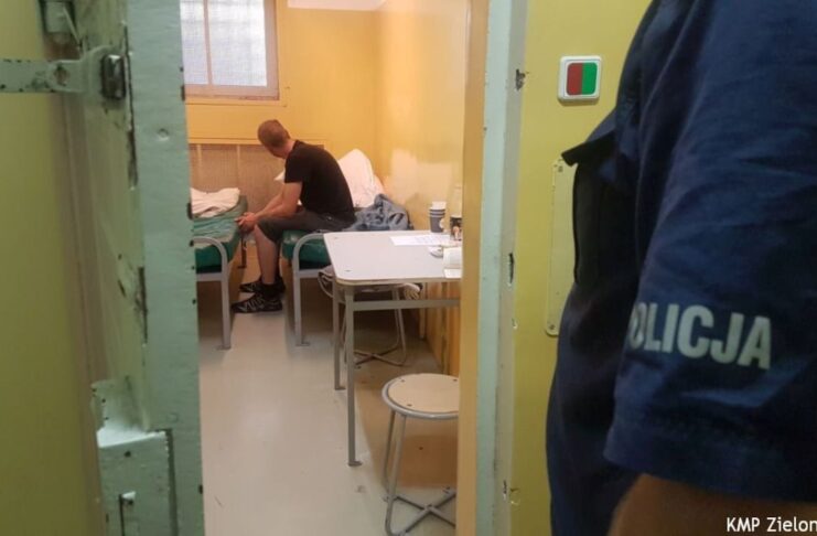Uprowadzenie dwójki 19-latków. Napastnik kazał im kopać grób