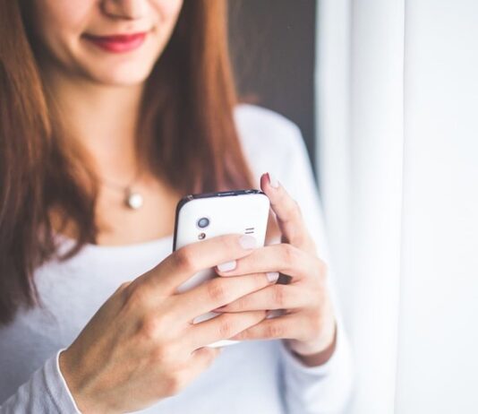 Podszywają się pod pracowników banku, proszą o zainstalowanie aplikacji. To pułapka! Kobieta, telefon, SMS