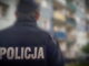 Pijany 65-latek odkręcił w domu gaz. Policja musiała wyważać drzwi do mieszkania desperata Policjant