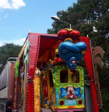 Wesołe miasteczko na drodze wojewódzkiej