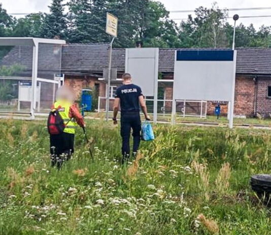 Policjanci pomogli starszej kobiecie, która zgubiła się w lesie na grzybach