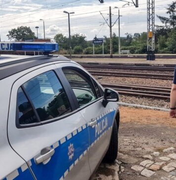 Policjanci ściągnęli samobójcę z torów – chwilę przed przejazdem pociągu towarowego