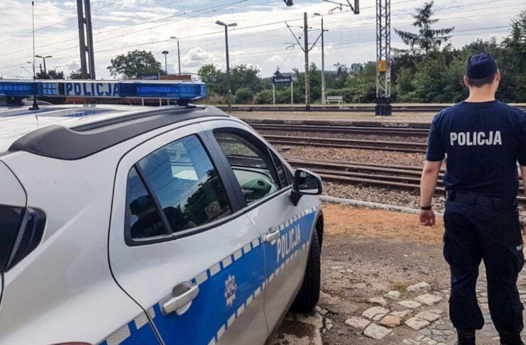 Policjanci ściągnęli samobójcę z torów – chwilę przed przejazdem pociągu towarowego