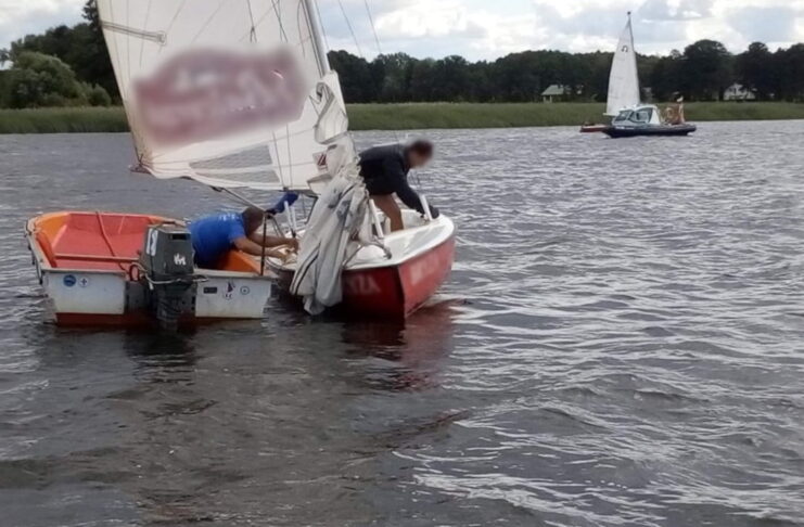 Silny wiatr wywrócił żaglówkę na Jeziorze Sławskim