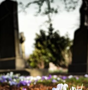 Pijany mężczyzna niszczył groby na cmentarzu. Zasnął przy jednym z nich