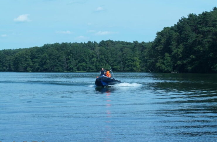 Po alkoholu postanowił bić pływackie rekordy. Opadł z sił na środku jeziora