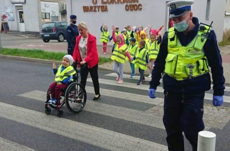 Przedszkolaki uczyły się jak bezpiecznie przejść przez pasy