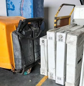 Złodzieje zatrzymani na gorącym uczynku – podczas zatrzymania kradli dach