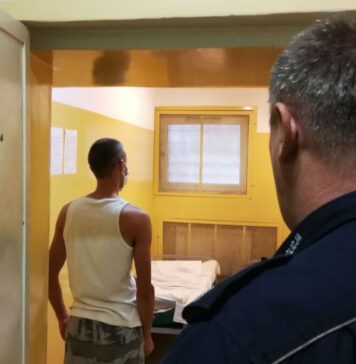 Był poszukiwany od 3 lat, rozpoznano go podczas zakupów. W trakcie zatrzymania wmawiał Policji, że to nie on