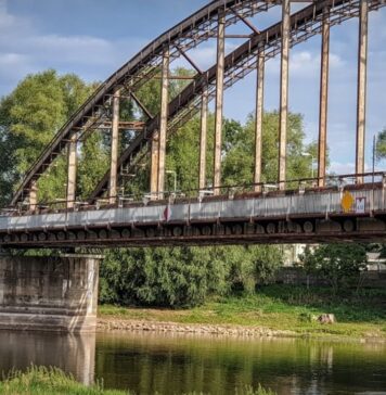 Wspaniała akcja. Policjant opuścił się na linie z mostu aby uratować człowieka