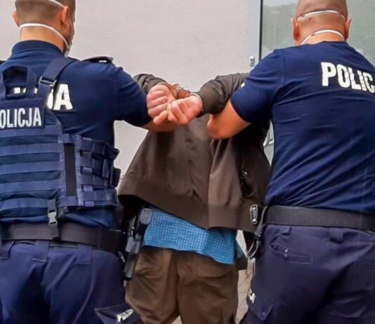Uderzył policjanta szklaną butelką w głowę