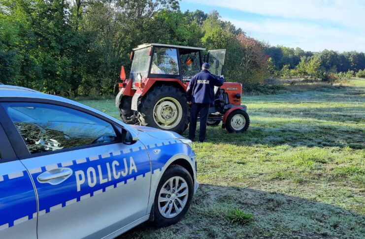 Szaleńcza ucieczka traktorem przez pola i lasy