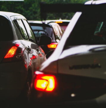 Jak dojechać na cmentarz w Krośnie Odrz. i Gubinie. Zmiany organizacji ruchu przy nekropoliach Samochody stojące w korku