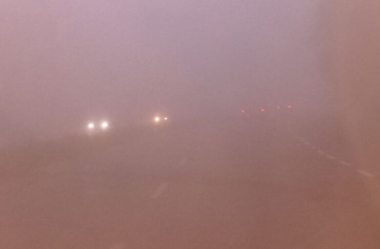 Jak jeździć w czasie mgły? Kiedy używać świateł przeciwmgłowych?