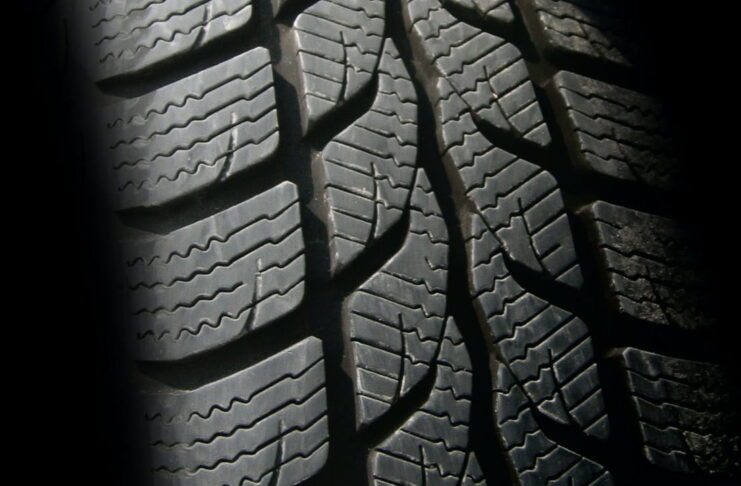 Pomysłowość nie zna granic. Dlaczego obcokrajowiec spacerował w nocy z kołem po Kożuchowie?