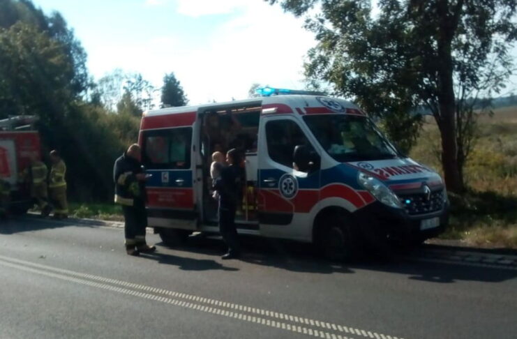 Policjanci wydostali matkę z dzieckiem z dymiącego samochodu po tym jak wypadła z drogi i dachowała