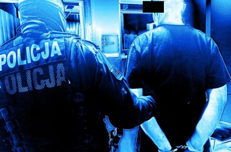 Fałszywy oficer CBŚP oszukał seniora. 69-latek podał oszustowi pieniądze przez okno