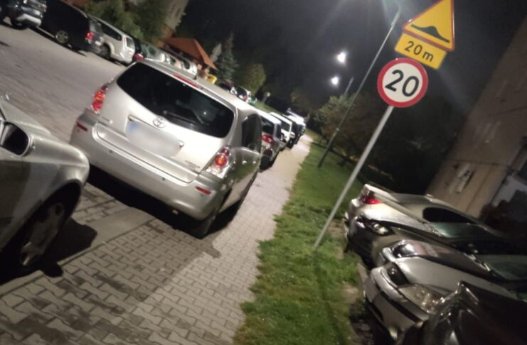 Zniszczone samochody w Świebodzinie. Pijany 35-latek wyładował swoją agresję na zaparkowanych autach