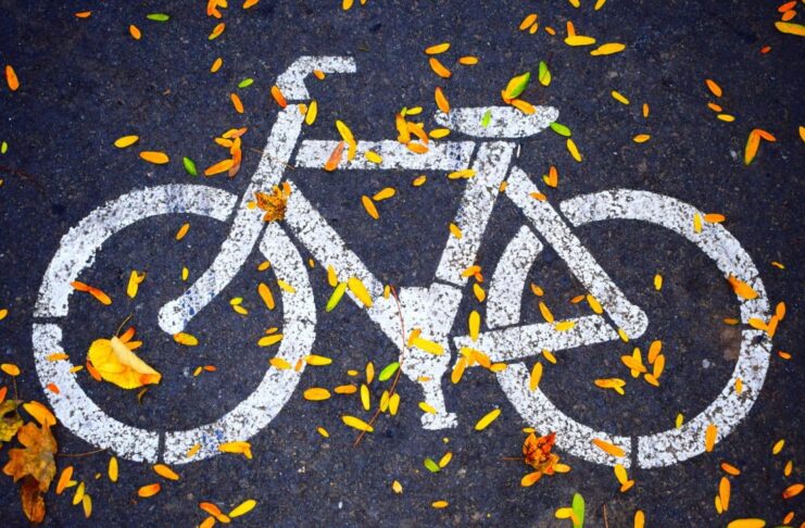 Rowerowa Stolica Polski. Uczestnicy rywalizacji poczekają na swoje medale Oznaczenie ścieżki rowerowej na asfalcie