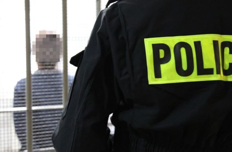 Miał przy sobie narkotyki, na widok policji wyskoczył przez okno