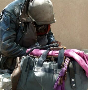 Jak pomóc bezdomnym w Żarach, Żaganiu i okolicy? 5 miejsc gdzie szukać pomocy Bezdomny