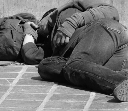 Był tak pijany że zasnął na ławce w parku. Temperatura spadała do 0, groziło mu wychłodzenie Pijany mężczyzna