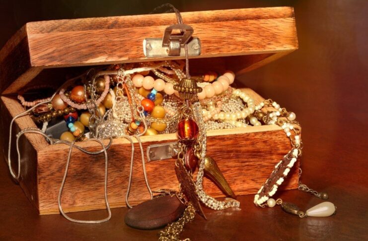 Fałszywi pracownicy wodociągów okradli staruszkę z pieniędzy i rodzinnej biżuterii Szkatułka z biżuterią