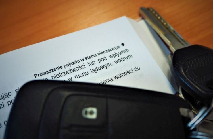 Emerytowany policjant uniemożliwił jazdę pijanemu kierowcy. Badanie wykazało 2 promile Kluczyk samochodowy