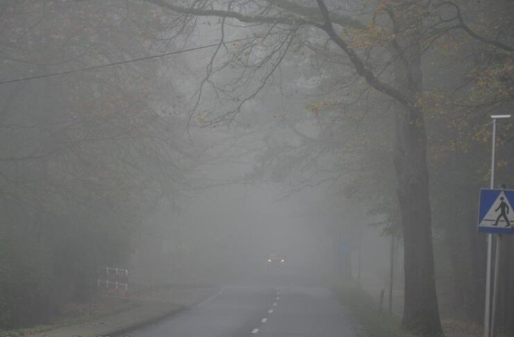 Zachowaj ostrożność za kierownicą. Jesienna pogoda powoduje, że na drogach jest ślisko