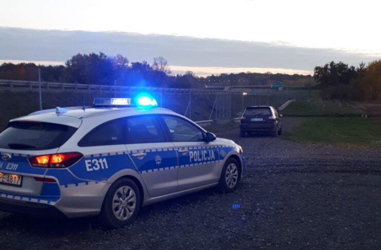 Pościg w Nowej Soli. Kierowca bez uprawnień uciekał po polach