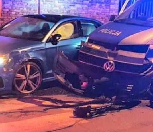 Naćpany 19-latek staranował radiowóz blokujący mu drogę. Uciekał bo nie miał uprawnień wypadek w Żarach, 19-latek staranował radiowóz na policyjnej blokadzie