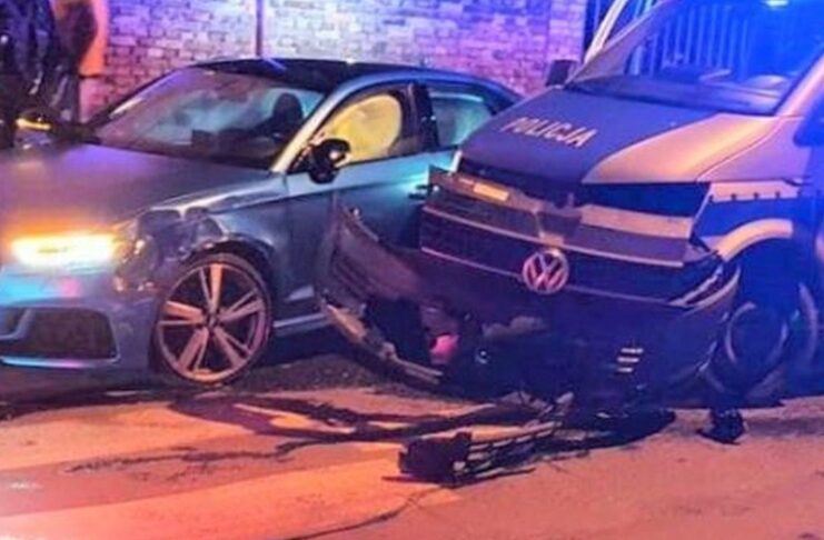 wypadek w Żarach, 19-latek staranował radiowóz na policyjnej blokadzie