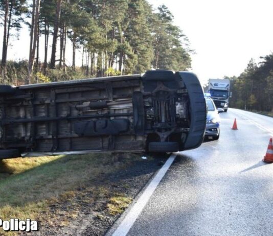 Przewrócił busa skradzionego z Niemiec i uciekł. 26-latek zatrzymany