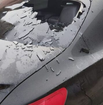 Wyładował swoją frustrację na szybie luksusowego mercedesa