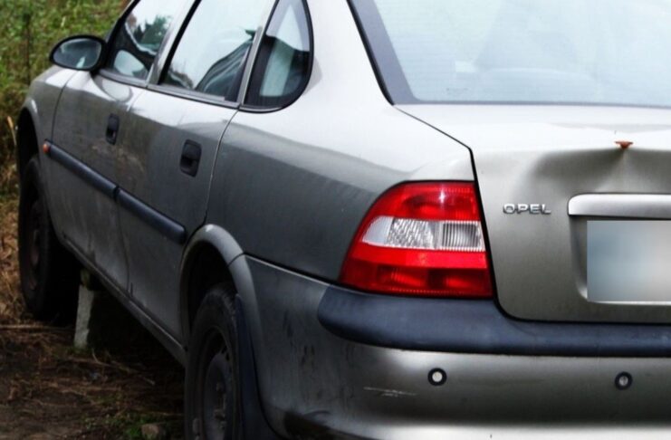 Leżał pod autem i kradł układ wydechowy gdy zatrzymał go policyjny emeryt. Kradzieże katalizatorów we Wschowie