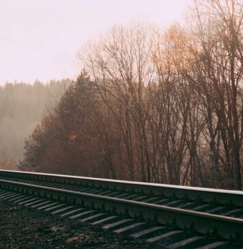 Mniejsze miasta odzyskają dostęp do kolei. 7 lubuskich projektów w II etapie programu Kolej Plus Tory kolejowe