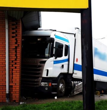 Ciężarówka wjechała w market
