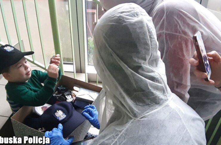 "Pokażcie mi proszę jak wygląda Policja". Policjanci spełnili marzenia 7-letniego Andrzejka