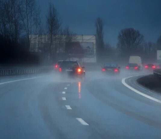 IMGW wydał ostrzeżenie przed marznącymi opadami dla Lubuskiego na 12/13.01. Samochody na autostradzie