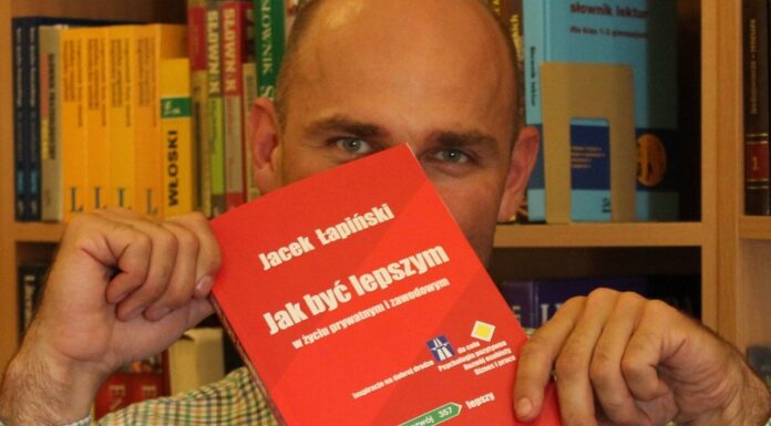 Jacek Łapiński ze swoją książką
